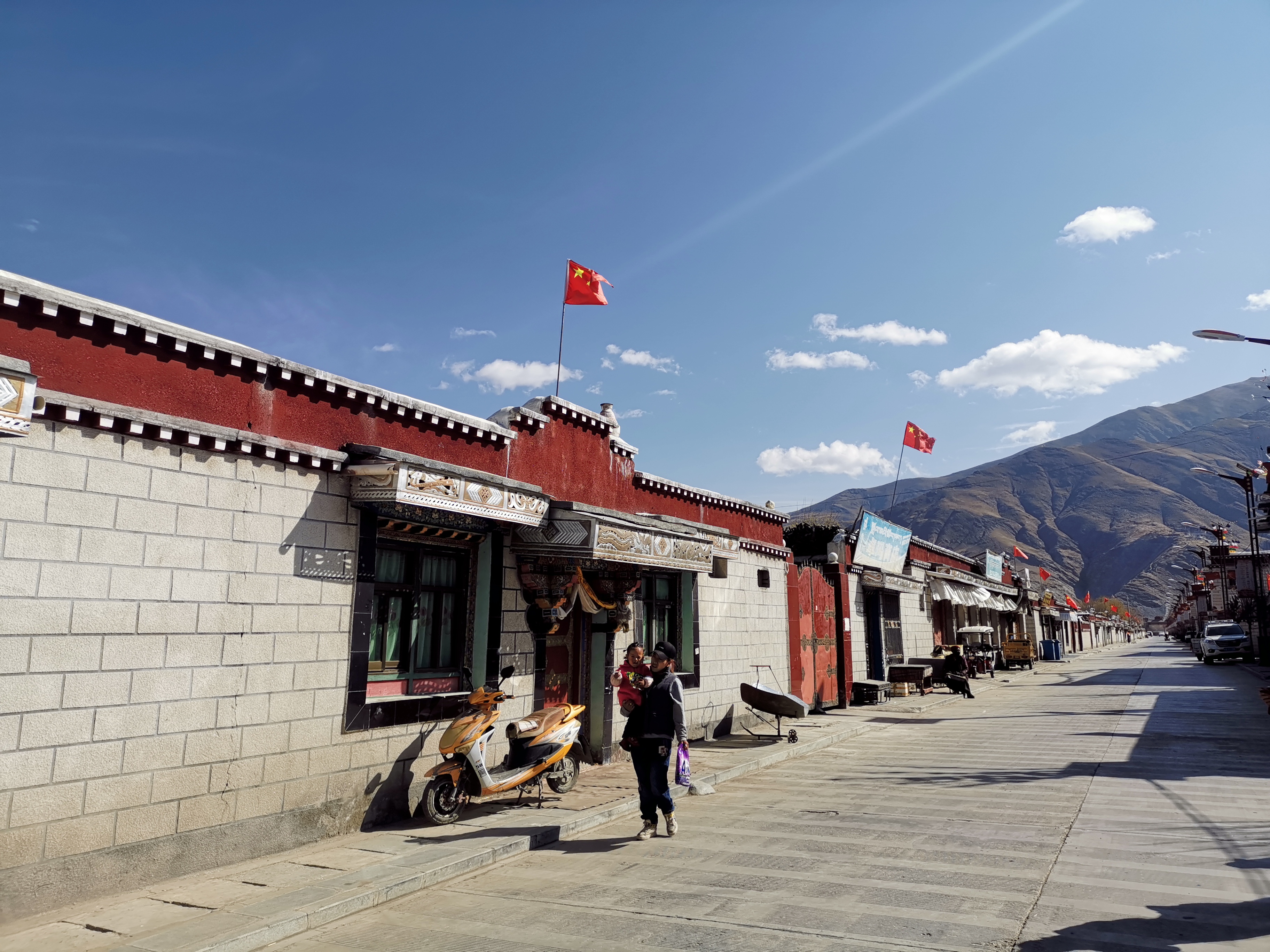 克松村的路上.jpg