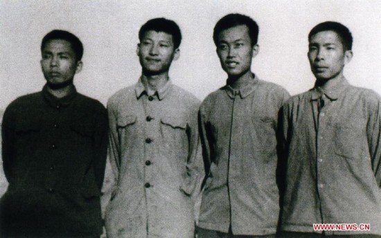 这是1973年上山下乡时期，习近平（左二）在陕西延川县.jpg