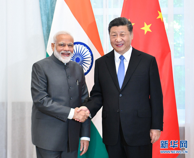 Chinese President Xi Jinping (R) meets with Indian Prime Minister Narendra Modi in Bishkek, Kyrgyzstan on Thursday, June 13, 2019. [Photo: Xinhua]