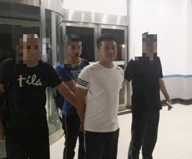 The attacker, a 31-year-old man surnamed Wang, brutally attacked a 29-year-old woman in a Dalian street at midnight on June 22. [Photo: Weibo.com]